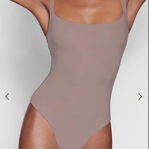 Skims FITS EVERYBODY SQUARE NECK BODYSUIT